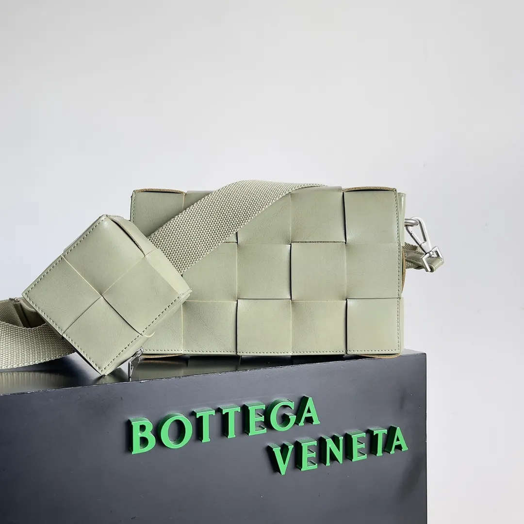 Batch 2120 bv two-in-one cassette bag has a more casual and casual cool. The leather is stiff and has a slight leather luster. Different colors are available. 🙈 The crossbody bag that handsome guys love to carry when going out is super handsome. It is fashionable and fashionable~ The capacity is very sufficient for daily commuting. The small bag can hold headphones. One bag is multi-purpose! ! Style number: 741777 Size: 26*16*6.5cm